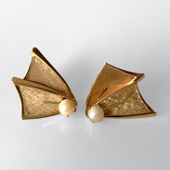 Vintage Gold Fan Pearl Clip Earrings - Picture 1 of 4